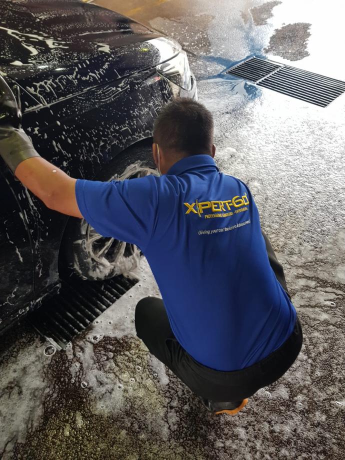 A dedicated valuator at a Singapore Caltex site using XPERT-60 product to clean a vehicle